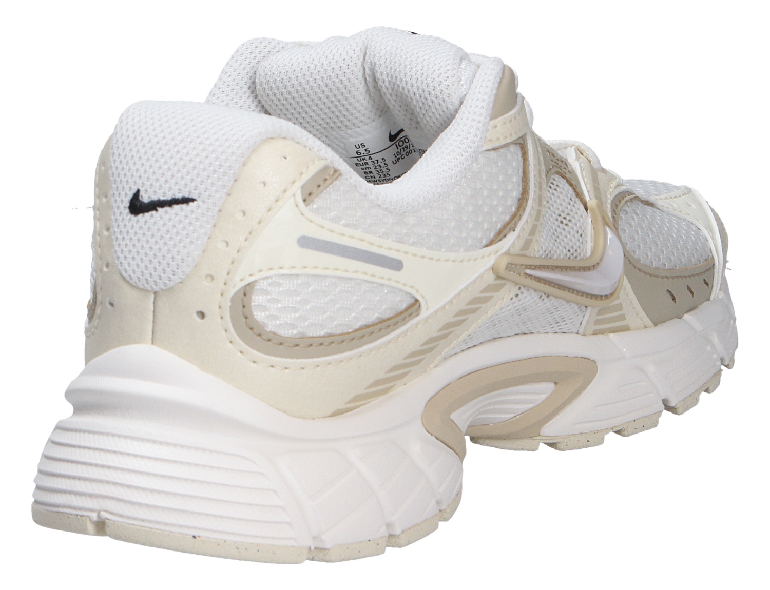 Nike V5 RNR Sneaker in Weiß mit atmungsaktivem Mesh, stabilen Overlays und markanter Sohle, gezeigt in Rück- und Seitenansicht