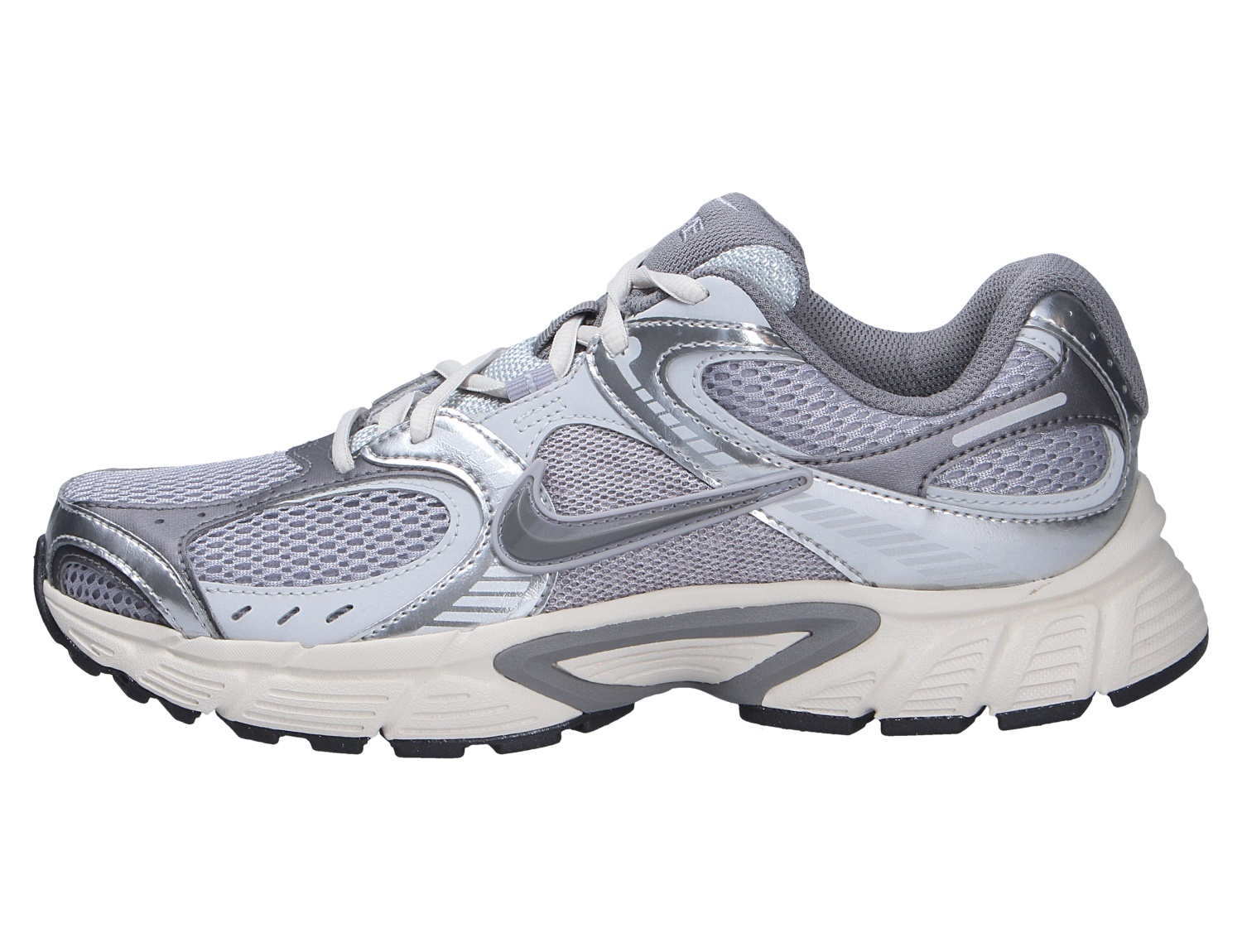 Nike V5 RNR Sneaker in Silber und Grau mit Mesh-Obermaterial, markanter Dämpfungssohle und Swoosh in der seitlichen Ansicht