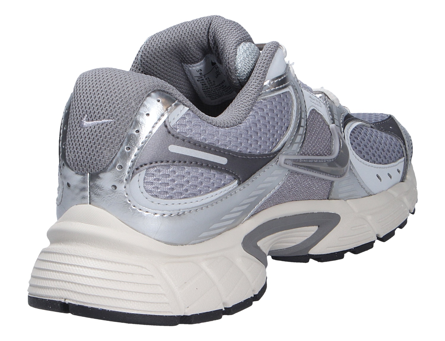 Nike V5 RNR Sneaker in Silber und Grau mit Mesh-Obermaterial, gepolstertem Schaft und markanter Sohle in Rück- und Seitenansicht