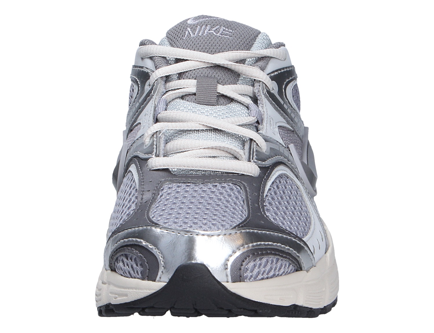 Frontansicht des Nike V5 RNR Sneakers in Grau und Silber mit Mesh-Obermaterial, Schnürung und markanter Laufsohle