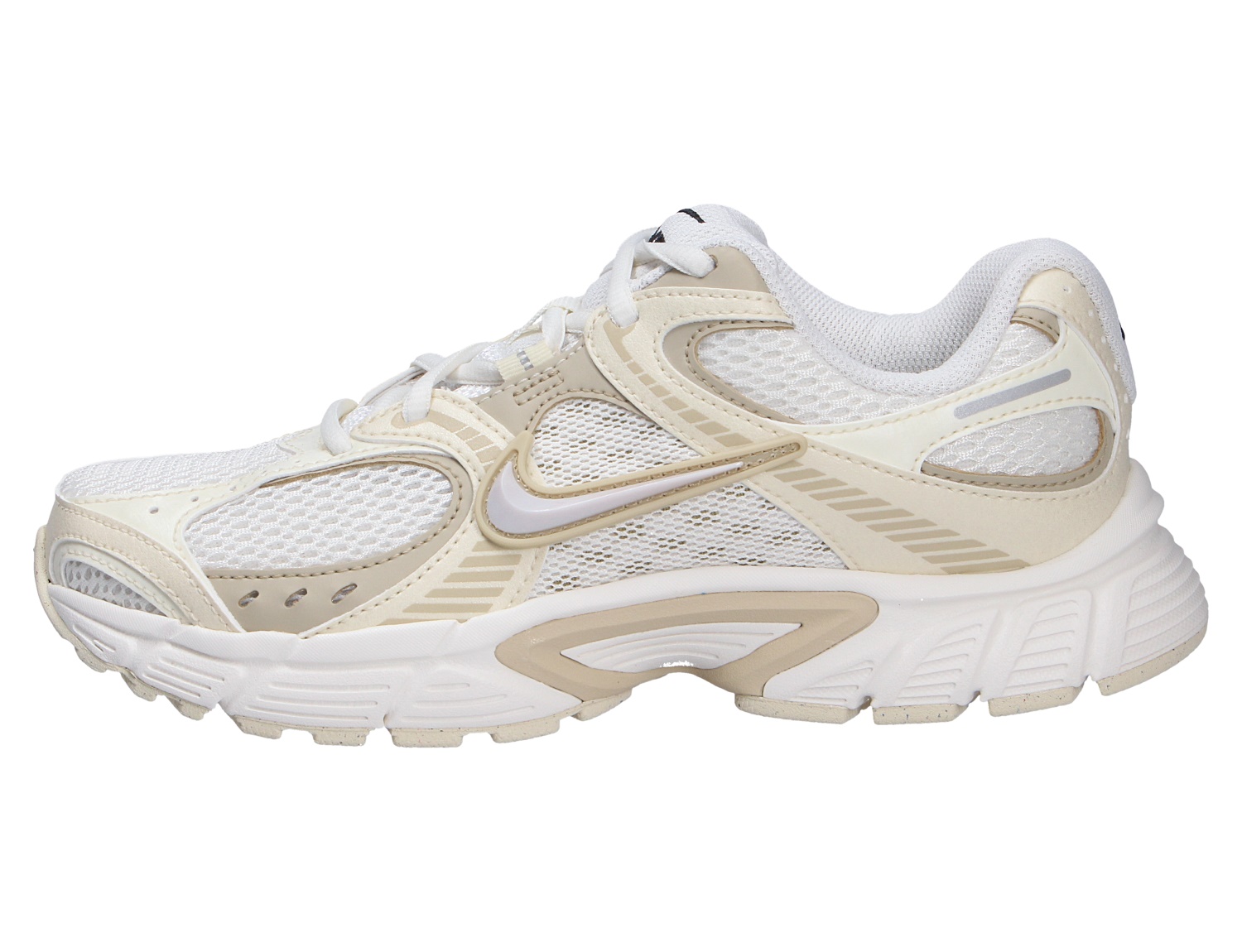 Nike V5 RNR Sneaker in Weiß-Creme mit Mesh-Obermaterial, markanter Sohle und seitlichem Swoosh in der Seitenansicht