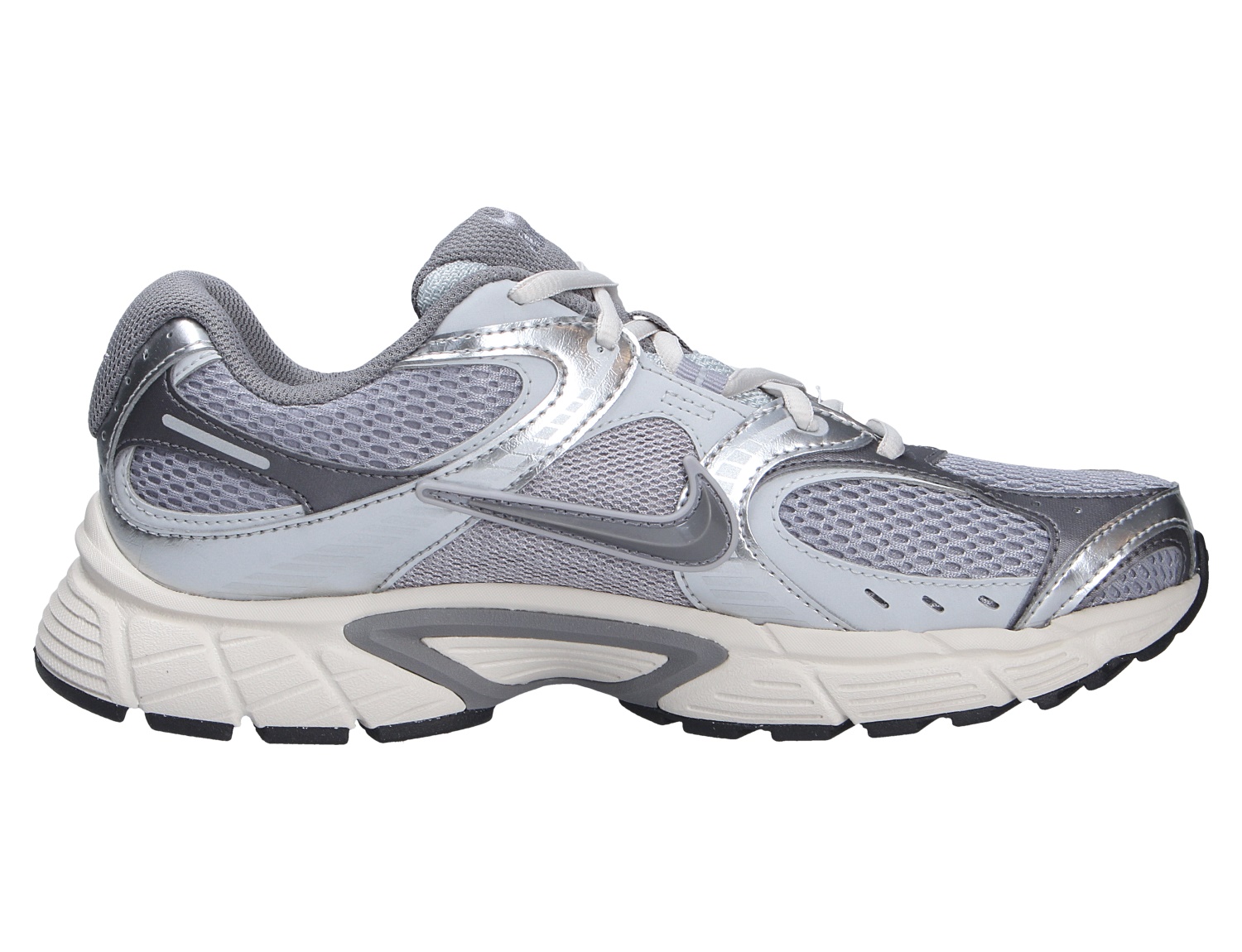 Nike V5 RNR Sneaker in Silber-Grau mit Mesh-Obermaterial, seitlicher Ansicht und markanter, profilierter Sohle