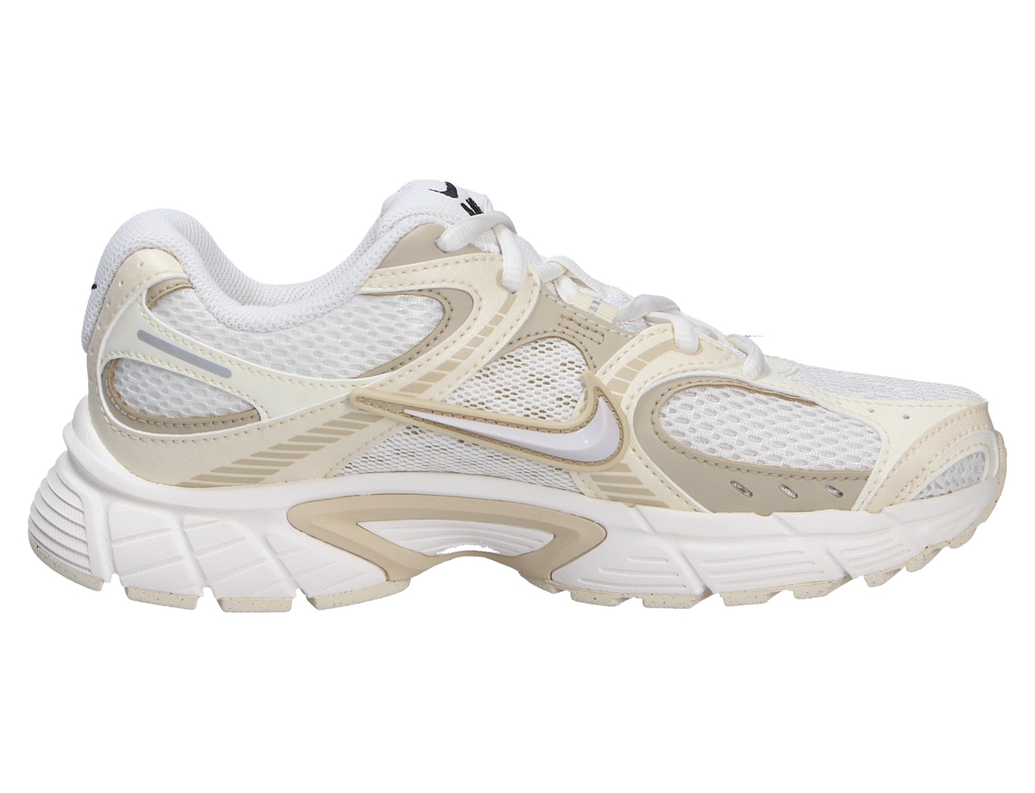 Nike V5 RNR Sneaker in Weiß und Creme mit atmungsaktivem Mesh, markanter Sohle und Swoosh in der Seitenansicht