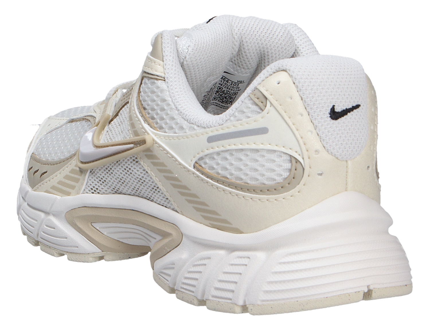 Nike V5 RNR Sneaker in Weiß mit atmungsaktivem Mesh, markanten Overlays und dicker Sohle in Rück- und Seitenansicht
